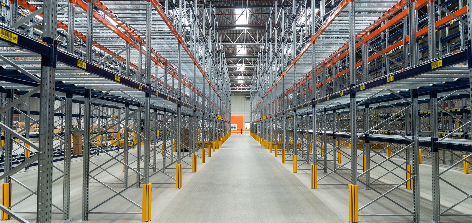 High-bay pallet racking aisle